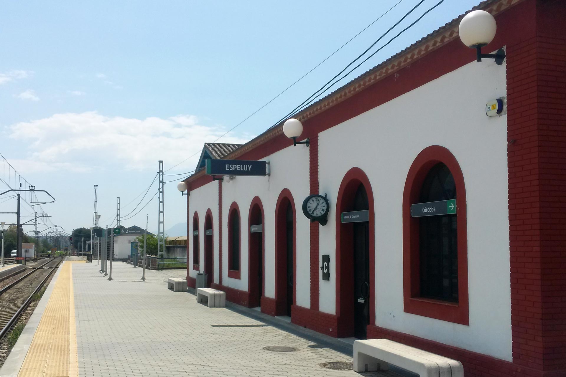 Suministro e instalación de elementos de acceso y control de